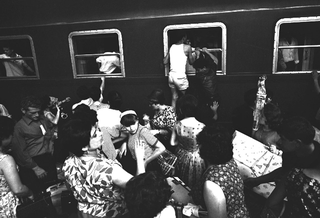 Treno del Sud, 005-067-22
Ferragosto. Assalto al treno per Reggio Calabria. Stazione Centrale, 1963
Milano (Italia)