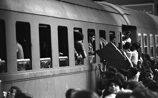 Treno del Sud, 005-068-18
Ferragosto. Assalto al treno per Reggio Calabria. Stazione Centrale, 1963
Milano (Italia)