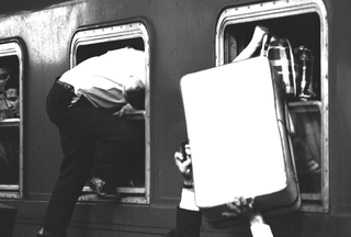 Treno del Sud, 005-068-21
Ferragosto. Assalto al treno per Reggio Calabria. Stazione Centrale, 1963
Milano (Italia)