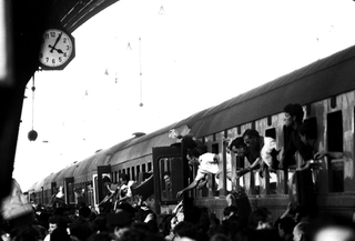 Treno del Sud, 005-068-27
Ferragosto. Assalto al treno per Reggio Calabria. Stazione Centrale, 1963
Milano (Italia)