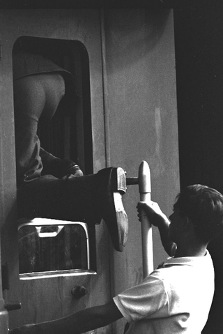 Treno del Sud, 005-068-32
Ferragosto. Assalto al treno per Reggio Calabria. Stazione Centrale, 1963
Milano (Italia)