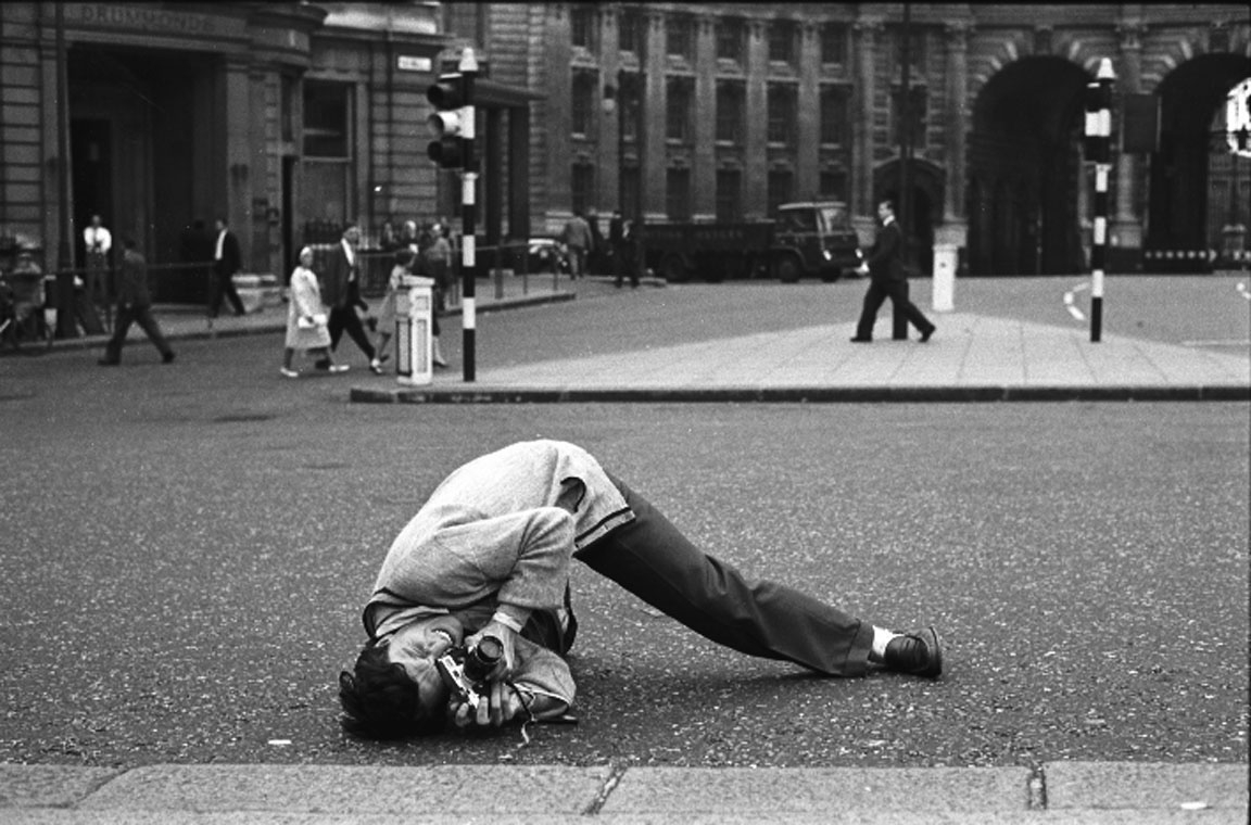 Inghilterra, 001-048-17
Carlo Orsi nei pressi di Trafalgar Square, 1961
Londra (Inghilterra)