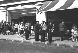Inghilterra, 001-043-30
Reduci di guerra suonano in strada, 1961
Londra (Inghilterra)