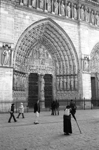 Architettura, 090-186-37
Persone davanti al portale del Giudizio Universale, 2009
Cattedrale di Notre-Dame, Parigi (Francia)