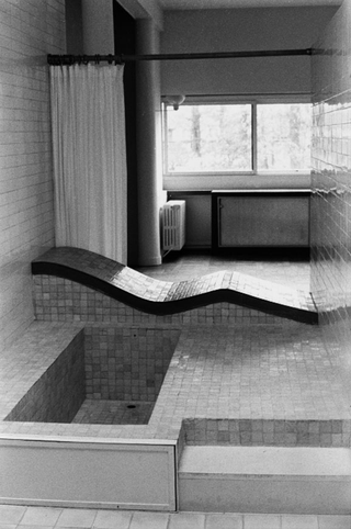 Architettura, 002-094-35
Particolare della sala da bagno di ville Savoye di Le Corbusier, 1985
Poissy (Francia)