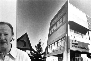 Architetture di Giandomenico Belotti, 064-064-14
L'architetto Belotti ritratto davanti a una fotografia della sede di Abitare Baleri ad Albino, da lui progettata, 1978
Albino (Italia)