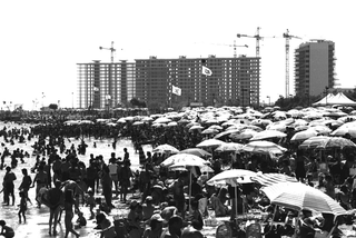 Italia da demolire, 012-092-14
2000
Punta Perotti, Bari (Italia)