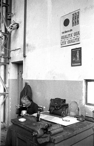 Industria, 012-051-29
Pausa pranzo: operaio della Pirelli mangia dalla sua "schiscetta", 1962
Fabbrica Pirelli, Monza (Italia)