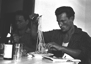 Milano anni Sessanta, 011-034-17
Un camionista mangia un piatto di spaghetti, 1964
Fiorenzuola (Italia)