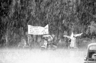 Milano anni Sessanta, 005-071-21
Operai in sciopero sotto una pioggia torrenziale, 1962
Milano (Italia)