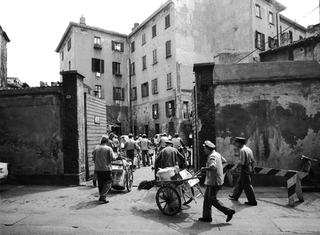 Milano anni Sessanta, 005-055-05
Ritorno degli spazzini al deposito di via Madonnina, 1960
Milano (Italia)