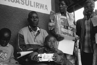 Uganda, 103-017-09 Un gruppo di persone con carte in mano attendono all'esterno dell'ospedale, 2008 Ospedale St. Francis, Nkokonjeru (Uganda)