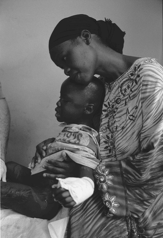 Uganda, 103-010-07
Una donna abbraccia il figlio visitato da un medico, 2008
Ospedale St. Francis, Nkokonjeru (Uganda)