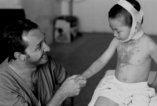 Cina, 102-047-30
Medico stringe la mano a un bambino, 2007
Ospedale Civile, Siyang (Cina)