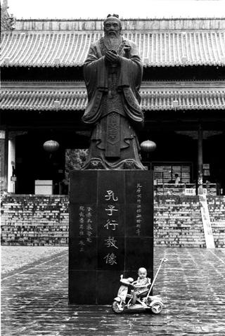 Cina, 102-045-13
Bambino davanti alla statua di Confucio, 2007
Palazzo Chaotian, Nanjing (Cina)