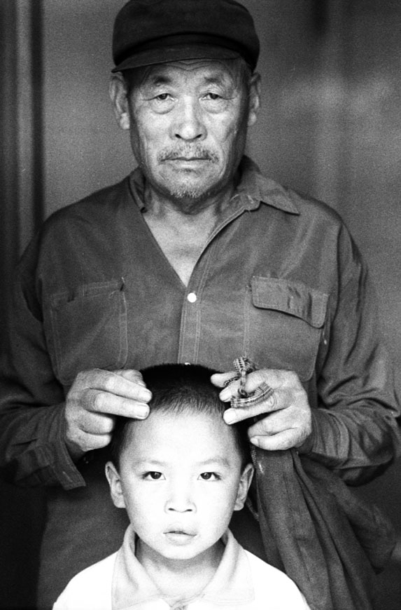 Cina, 102-044-24
Ritratto di nonno e nipote, 2007
Siyang (Cina)