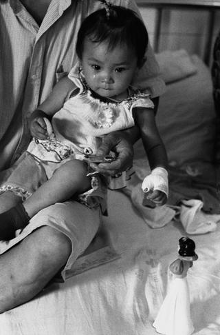 Cina, 102-044-09
Una bambina piange in braccio a un uomo, 2007
Ospedale Civile, Siyang (Cina)
