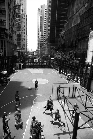 Cina, 102-040-32
Campo di basket in mezzo ai grattacieli della città, 2007
Hong Kong (Cina)