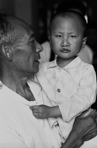Cina, 102-039-28
Bambino operato al labbro leporino in braccio a un uomo, 2007
Ospedale Civile, Siyang (Cina)