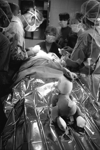 Cina, 102-038-06
Medici chirurghi durante un'operazione su un bambino, 2007
Ospedale Civile, Siyang (Cina)