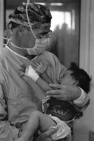 Cina, 102-034-21
Un medico tiene in braccio un bambino che piange, 2007
Ospedale Civile, Siyang (Cina)