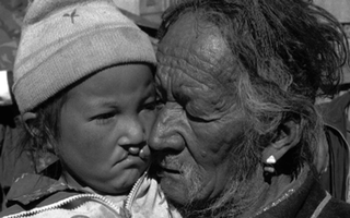 Tibet, 102-028-32
Un bambino in braccio al nonno, 2004
Shigatse (Tibet)