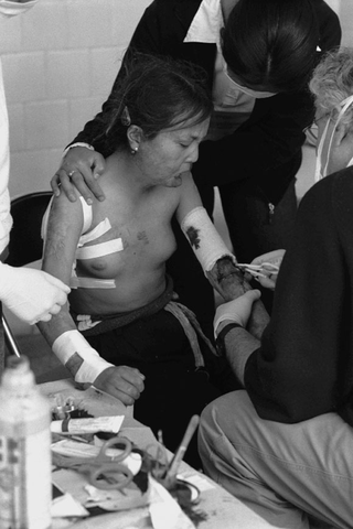 Tibet, 102-025-14 Un medico visita il braccio ferito di una donna, 2004 Shigatse (Tibet)