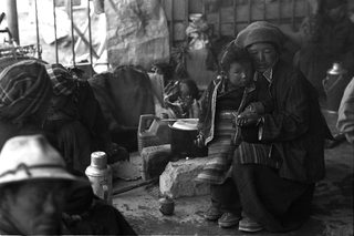 Tibet, 102-020-19
Una bambina e la madre in un punto di raccolta dell'ospedale, 2004
Shigatse (Tibet)