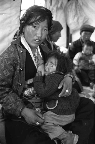 Tibet, 102-016-02
Una donna allatta al seno il figlio, 2004
Shigatse (Tibet)