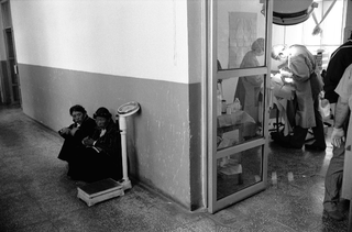 Tibet, 102-015-19
Due donne attendono fuori da una sala operatoria dove i medici stanno operando, 2004
Shigatse (Tibet)