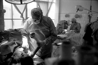 Tibet, 102-011-06
Medici monitorano e operano bambini in un ospedale, 2004
Shigatse (Tibet)