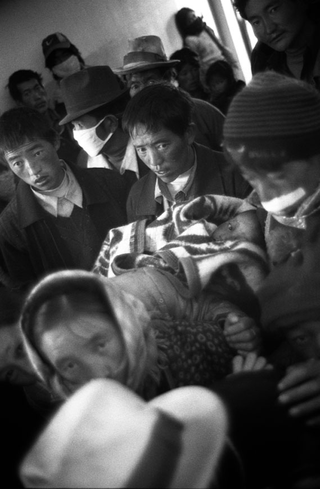 Tibet, 102-011-29
Persone in attesa all'interno dell'ospedale, 2004
Shigatse (Tibet)