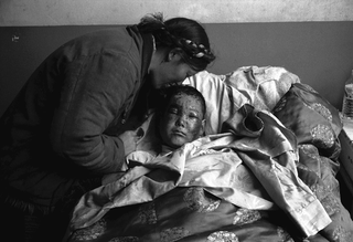 Tibet, 102-003-26
Una donna china sul figlio a letto in ospedale, 2004
Shigatse (Tibet)