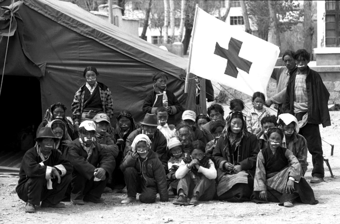 Tibet, 102-001-28 Gruppo di persone in posa all'esterno davanti a una tenda ospedaliera, 2004 Shigatse (Tibet)