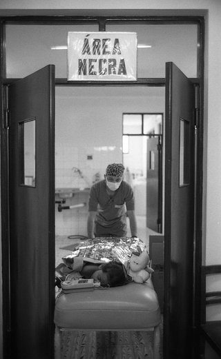 Bolivia, 104-007-20
Medico conduce una bambina su una brandina fuori dalla "area nera", 2010
Ospedale Municipale, Camiri (Bolivia)