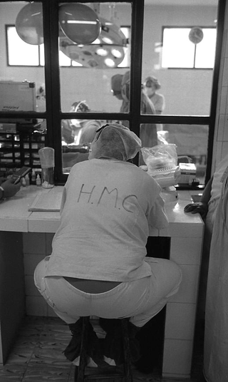 Bolivia, 104-007-14
Medico seduto di spalle, iniziali HMC (Hospital Municipal de Camiri) sulla maglietta, 2010
Ospedale Municipale, Camiri (Bolivia)