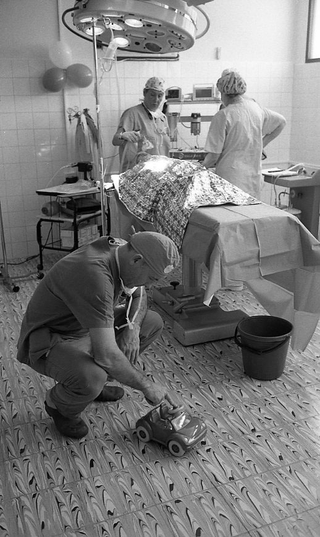 Bolivia, 104-006-11
Medico gioca con una macchinina in una sala operatoria, 2010
Ospedale Municipale, Camiri (Bolivia)