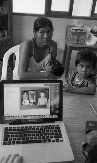 Bolivia, 104-004-28
Una mamma e le sue due bambine siedono a un tavolo dove il medico decide il tipo di intervento da fare, 2010
Ospedale Municipale, Camiri (Bolivia)