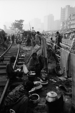 Bangladesh, 103-045-34
Abitanti dello slum sulla ferrovia cucinano in mezzo ai binari, 2009
Dacca (Kawran Bazar) (Bangladesh)
