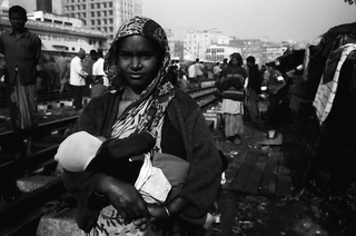 Bangladesh, 103-045-27
Una donna tiene in braccio un neonato nello slum sulla ferrovia, 2009
Dacca (Kawran Bazar) (Bangladesh)