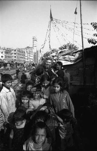 Bangladesh, 103-043-14
Il missionario Riccardo Tobanelli circondato da bambini dello slum sulla ferrovia, 2009
Dacca (Kawran Bazar) (Bangladesh)