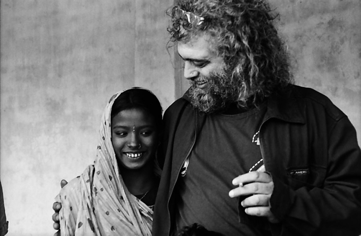 Bangladesh, 103-042-20
Riccardo Tobanelli abbraccia una ragazza, 2009
Dacca (Kawran Bazar) (Bangladesh)