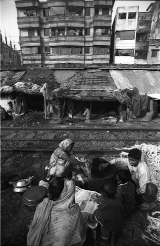 Bangladesh, 103-039-24
Donne e bambini nello slum sulla ferrovia, 2009
Dacca (Kawran Bazar) (Bangladesh)