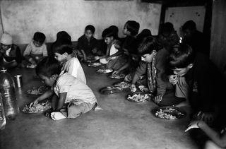 Bangladesh, 103-037-31
Bambini mangiano dai propri piatti seduti per terra nel rifugio di Padre Riccardo Tobanelli, 2009
Dacca (Savar) (Bangladesh)