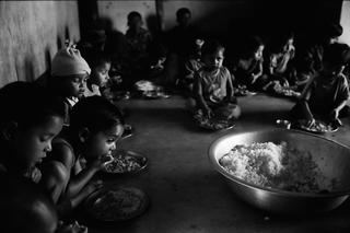 Bangladesh, 103-037-35
Bambini mangiano dai propri piatti seduti per terra nel rifugio di Padre Riccardo Tobanelli, 2009
Dacca (Savar) (Bangladesh)