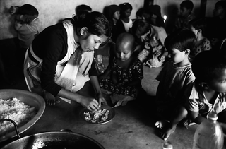 Bangladesh, 103-037-09
Una ragazza raziona il cibo per i bambini seduti accanto a lei nel rifiugio di Padre Riccardo Tobanelli, 2009
Dacca (Savar) (Bangladesh)