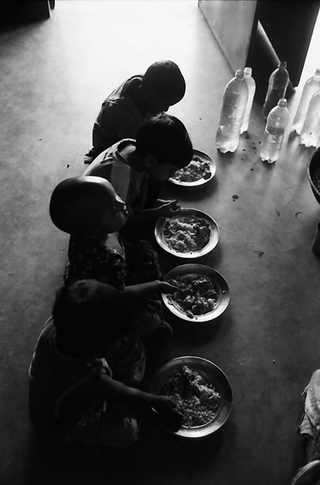 Bangladesh, 103-037-13
Quattro bambini mangiano dai propri piatti seduti per terra nel rifugio di Padre Riccardo Tobanelli, 2009
Dacca (Savar) (Bangladesh)