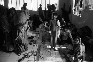 Bangladesh, 103-033-08
Persone all'interno di una struttura di servizio ospedaliero, 2009
Dacca (Bangladesh)