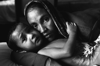 Bangladesh, 103-031-33
Bambina e madre abbracciate, 2009
Dacca (Bangladesh)