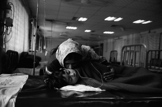 Bangladesh, 103-030-17
Una donna abbraccia una bambina a letto in una struttura ospedaliera, 2009
Dacca (Bangladesh)